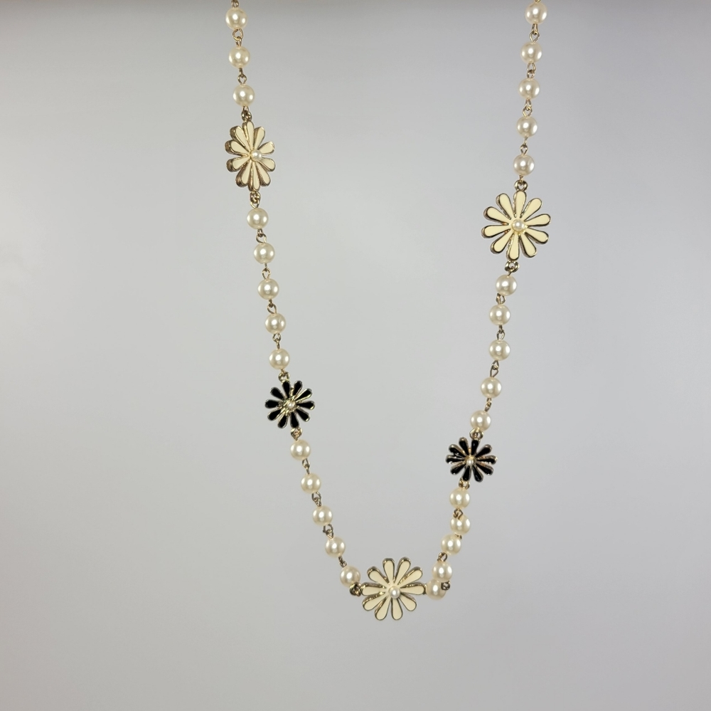 New. Floral and pearls necklace. 16' long